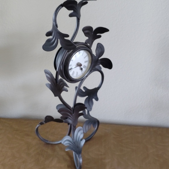 Black Metal Table Top Clock - Picture 6 of 10